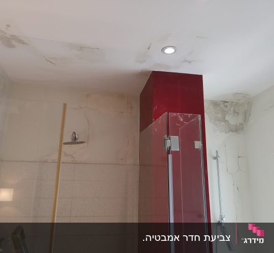קירות מתקלפים בתקרה ובקירות חדר אמבטיה